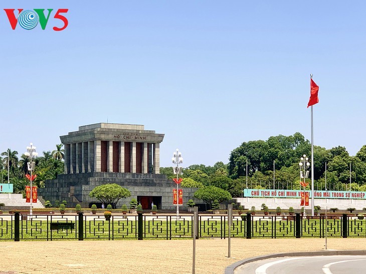 Kota Ha Noi menjadi cemerlang dengan warna bendera untuk merayakan Hari Nasional 2/9 - ảnh 1