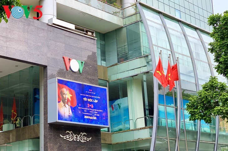 Kota Ha Noi menjadi cemerlang dengan warna bendera untuk merayakan Hari Nasional 2/9 - ảnh 4