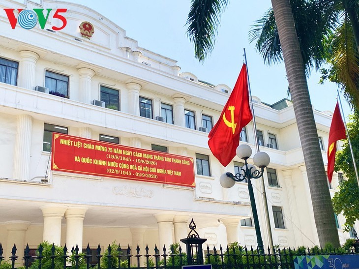 Kota Ha Noi menjadi cemerlang dengan warna bendera untuk merayakan Hari Nasional 2/9 - ảnh 5