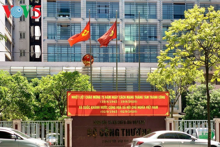 Kota Ha Noi menjadi cemerlang dengan warna bendera untuk merayakan Hari Nasional 2/9 - ảnh 9