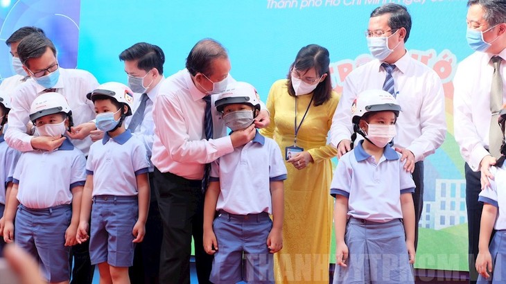 Deputi PM Truong Hoa Binh menghadiri acara pembukaan tahun ajar baru dan memberikan helm kepada para pejalar SD - ảnh 1