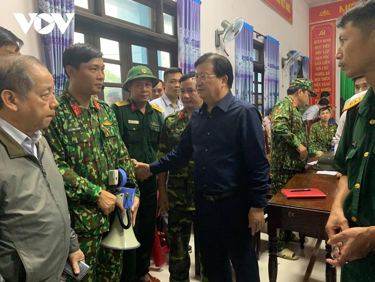 Deputi PM Trinh Dinh Dung langsung membimbing pekerjaan pertolongan di Kecamatan Phong Xuan, Kabupaten Phong Dien, Provinsi Thua Thien-Hue - ảnh 1