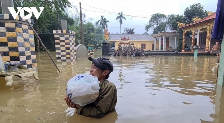 Hujan dan banjir menimbulkan kerugian besar tentang manusia dan harta benda di daerah Vietnam Tengah dan Tay Nguyen - ảnh 1
