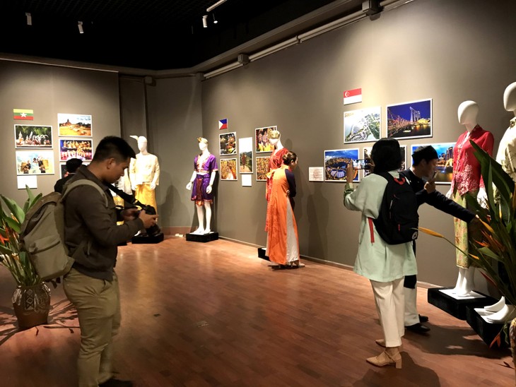 Pameran Busana Tradisional Negara-Negara ASEAN 2020 - ảnh 27