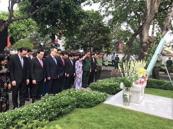 PM Vietnam Nguyen Xuan Phuc: Presiden Le Duc Anh Adalah Teladan Cerah tentang Kesetiaan kepada Partai Komunis dan Rakyat - ảnh 2