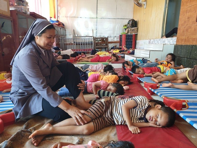 Biarawati Nguyen Thi Kim Chi – Ibu untuk Anak-Anak Yatim Piatu di Rumah Kasih Sayang Thien An - ảnh 1