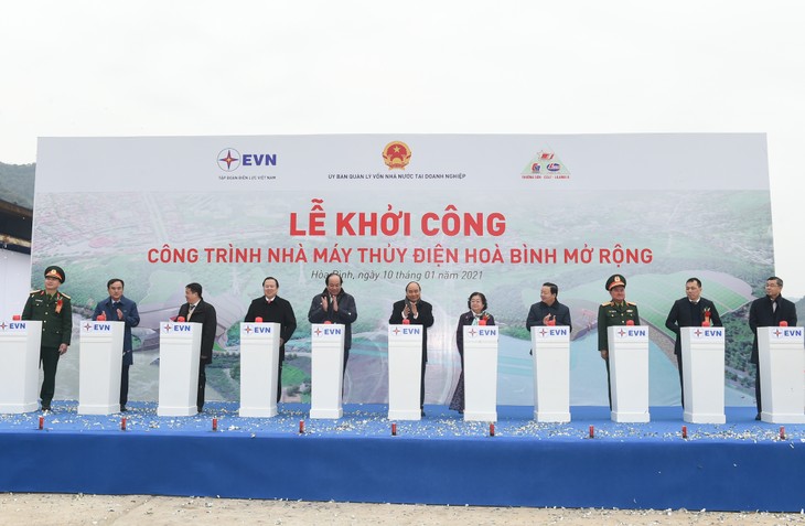 PM Nguyen Xuan Phuc Memerintahkan Pencangkulan Proyek Pabrik Hidrolistrik Hoa Binh yang Diperluas - ảnh 1