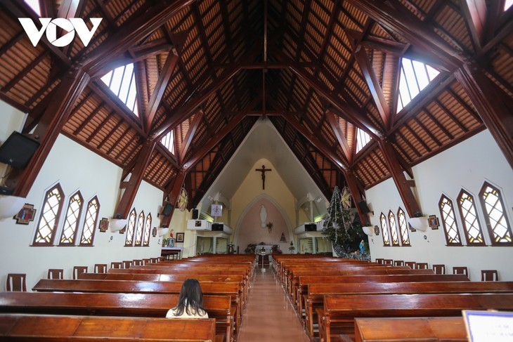 “Check in” Gereja Berwarna Merah Muda yang Teramat Indah di Kota Da Lat - ảnh 6