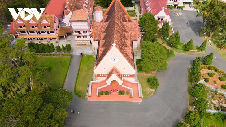 “Check in” Gereja Berwarna Merah Muda yang Teramat Indah di Kota Da Lat - ảnh 7