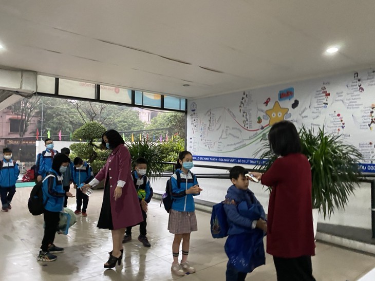 Para Pejalar di Seluruh Vietnam Kembali ke Sekolah di Tengah Pencegahan dan Penanggulangan Wabah Covid-19 Diketat - ảnh 4