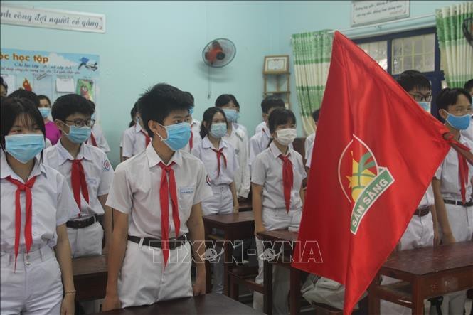 Para Pejalar di Seluruh Vietnam Kembali ke Sekolah di Tengah Pencegahan dan Penanggulangan Wabah Covid-19 Diketat - ảnh 7