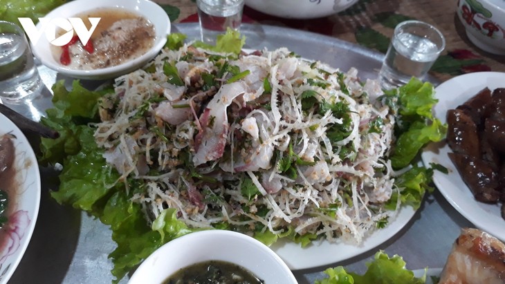 Ikan Bong – Makanan yang Enak dari Warga Etnis Minoritas Tay di Provinsi Yen Bai - ảnh 2