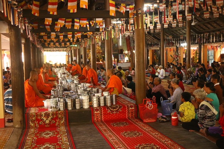 Warga Etnis Minoritas Khmer Rayakan Hari Raya Tahun Baru Tradisional “Chol Chnam Thmay”  dengan Panenan yang Berlimpah-Limpah - ảnh 2