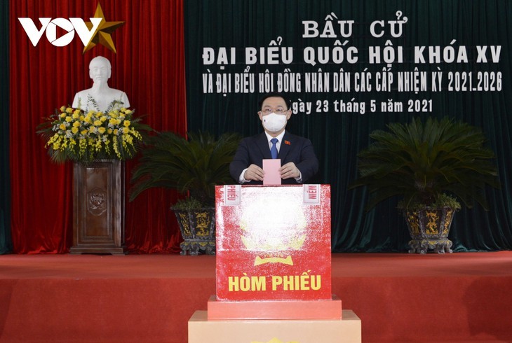 Para Pemilih Vietnam Aktif Berikan Suara untuk Pilih Anggota MN dan Anggota Dewan Rakyat Berbagai Tingkat - ảnh 4