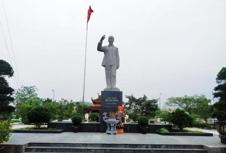 Monumen Presiden Ho Chi Minh di Tengah Langit dan Laut Daerah Dong Bac - ảnh 1