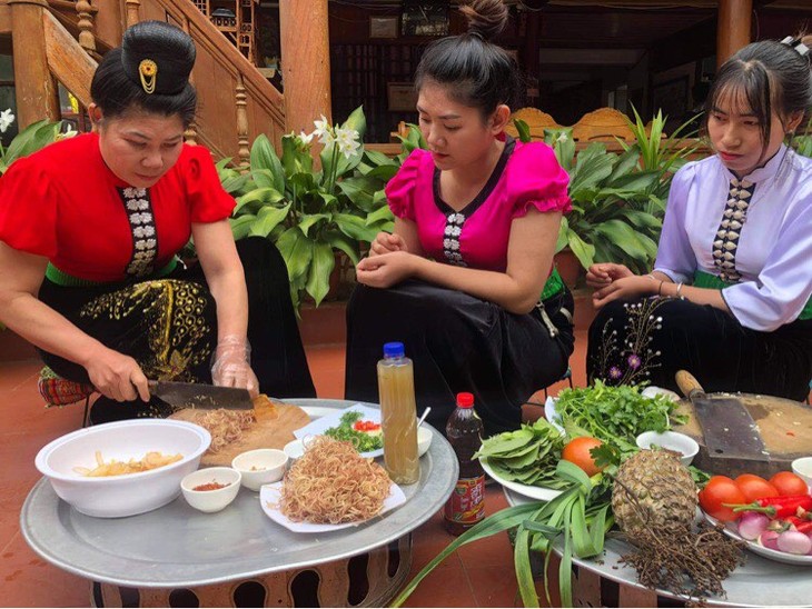 Makanan-Makanan yang Diolah dari Daging Kerbau yang Kental dengan Identitas Warga Etnis Minoritas Thai Tay Bac - ảnh 2