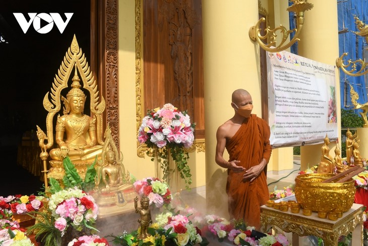 Biara Thailand di Negeri Islam Indonesia - Simbol Bagi Toleran dan Kehormonisan Agama - ảnh 4