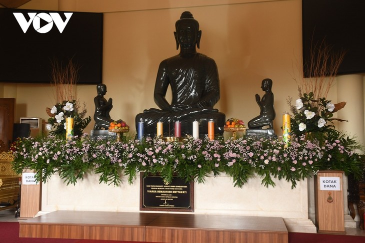 Biara Thailand di Negeri Islam Indonesia - Simbol Bagi Toleran dan Kehormonisan Agama - ảnh 8