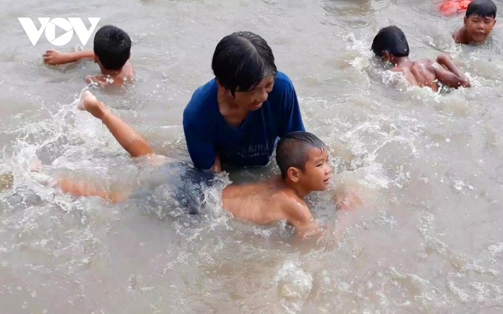 Seorang Perempuan yang Mengajar  Anak-Anak Berenang  Dimuliakan oleh Forbes Vietnam - ảnh 1