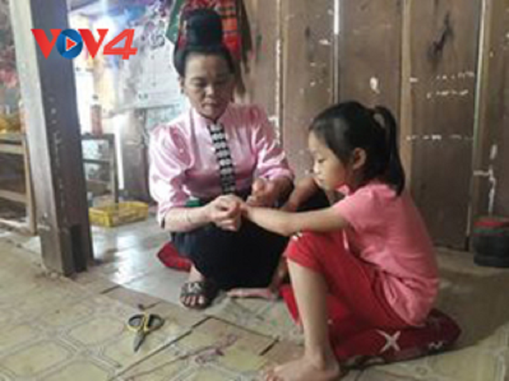 Warga Etnis Minoritas Thai di Daerah Tay Bac Menghasratkan  Kesehatan dan Ketenteraman Melalui Adat Mengikat Benang di Pergelangan Tangan - ảnh 1