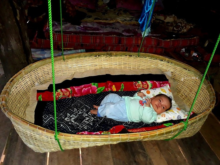 Adat  Merayakan Bayi Berusia Sebulan dari Warga Etnis Minoritas Thai di Provinsi Son La - ảnh 1