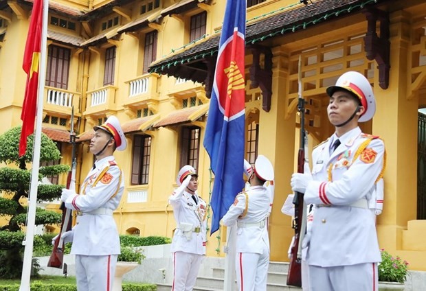 Vietnam Bersama-Sama dengan Semua Negara ASEAN Bersatu Untuk Atasi Kesulitan, Mantap Berkembang - ảnh 1