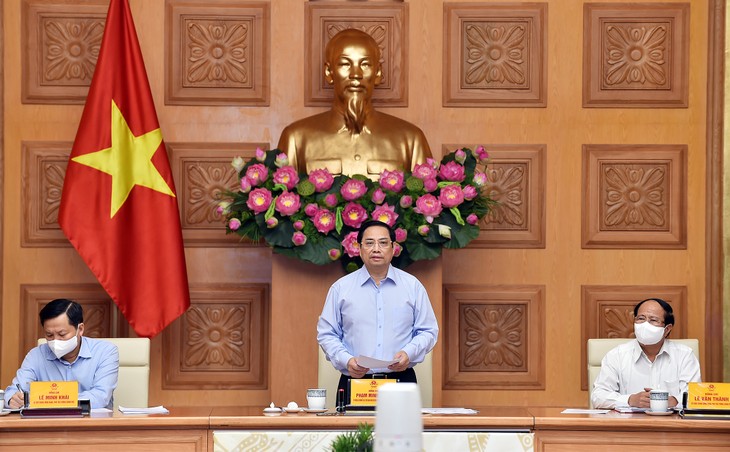 PM PhamMinh Chinh: Pemerintah Membantu dan Mengatasi Kesulitan, Mendorong Produksi dan Bisnis kepada Badan-Badan Usaha - ảnh 1