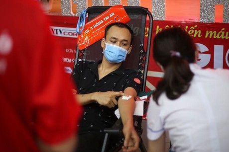 Warga Ikut Serta Pada Hari Penyumbangan Darah Donor “Tetes Darah Balas Budi” di Musim Pandemi - ảnh 1