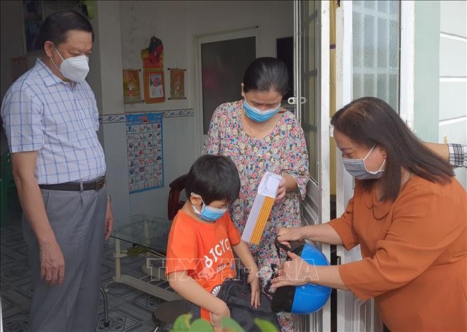 Dana Sponsor Anak-Anak Vietnam bagi Anak-Anak yang Terdampak Akibat Pandemi - ảnh 1