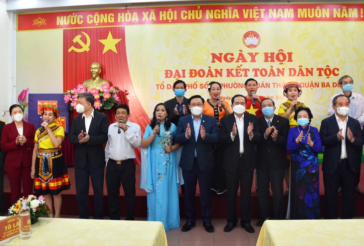 Ketua MN Vuong Dinh Hue Hadiri Dan Sampaikan Bingkisan Pada Hari Persatuan Nasional  di Kecamatan Kota Quan Thanh, Distrik Ba Dinh, Kota Ha Noi - ảnh 1