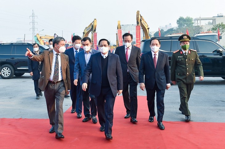 PM Pham Minh Chinh Hadiri Peletakan Batu Pertama Proyek-Proyek Infrastruktur Strategis di Provinsi Hung Yen - ảnh 1