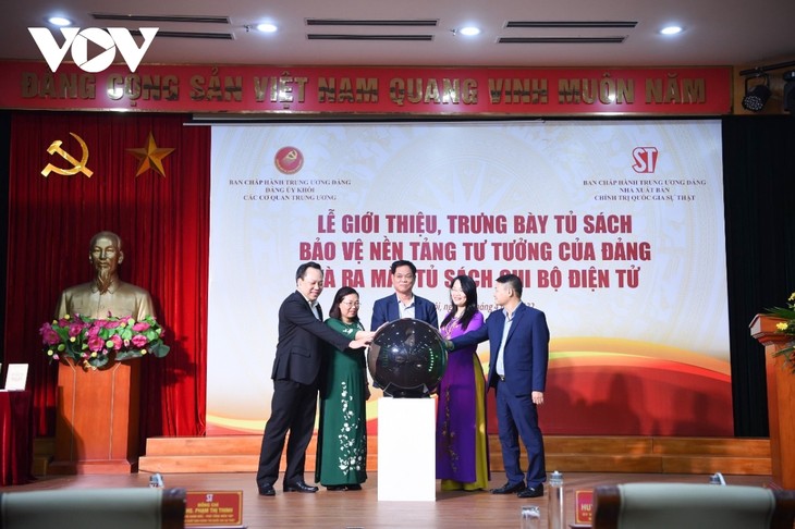 Perkenalkan dan Pamerkan Rak Buku Bela Fondasi Ideologi Partai Komunis Vietnam - ảnh 1