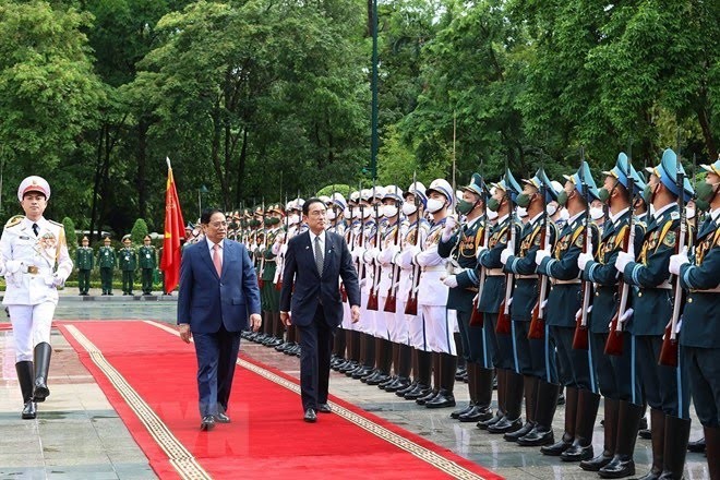 PM Pham Minh Chinh Pimpin Upacara Sambutan Kepada PM Jepang Yang Sedang Lakukan Kunjungan Resmi di Vietnam - ảnh 1