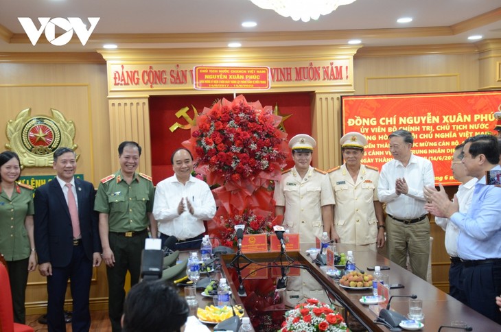 Presiden Nguyen Xuan Phuc Kunjungi Seksi Pasukan Pengawal Daerah Vietnam Tengah-Markas Komando Pengawal - ảnh 1