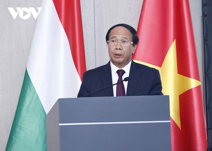 Simposium Ekonomi dan Perdagangan Tingkat Tinggi Vietnam-Hongaria Membuka Banyak Peluang Kerja Sama bagi Badan-Badan Usaha Dua Negara - ảnh 1
