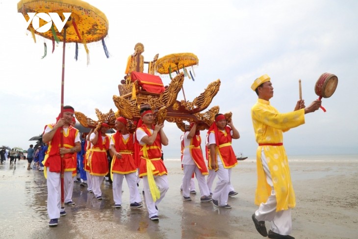 Uniknya Pesta Kuil Desa Laut di Provinsi Quang Ninh - ảnh 2