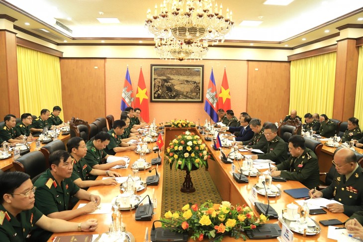 Delegasi Militer Tingkat Tinggi Tentara Kerajaan Kamboja Lakukan Kunjungan Kerja di Vietnam - ảnh 1