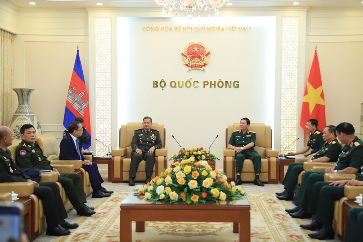 Delegasi Militer Tingkat Tinggi Tentara Kerajaan Kamboja Lakukan Kunjungan Kerja di Vietnam - ảnh 2