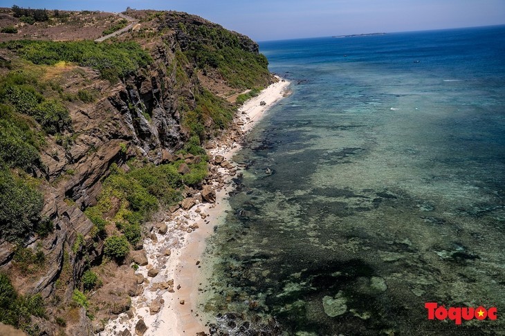 Hang Cau, Keindahan Primitif Di Tengah-Tengah  Pulau Ly Son - ảnh 1