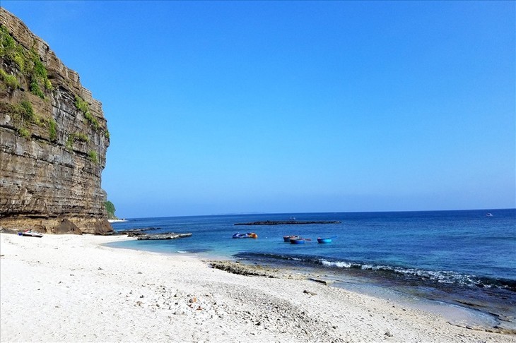 Hang Cau, Keindahan Primitif Di Tengah-Tengah  Pulau Ly Son - ảnh 3