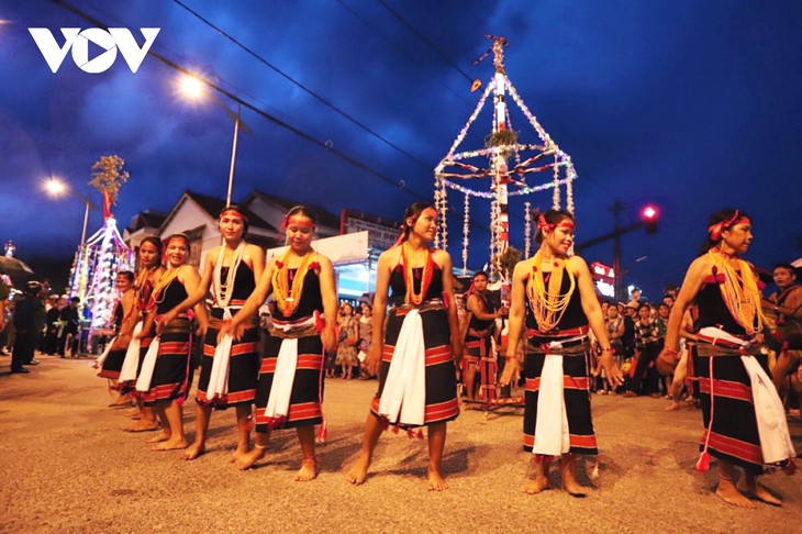 Pembukaan Festival Budaya Etnis-Etnis Minoritas Dengan Tema:  “Gema Hutan Tahun 2022 - ảnh 1