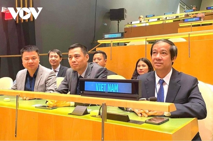 Menteri Pendidikan dan Pelatihan Vietnam, Nguyen Kim Son Hadiri KTT Pendidikan di AS - ảnh 1