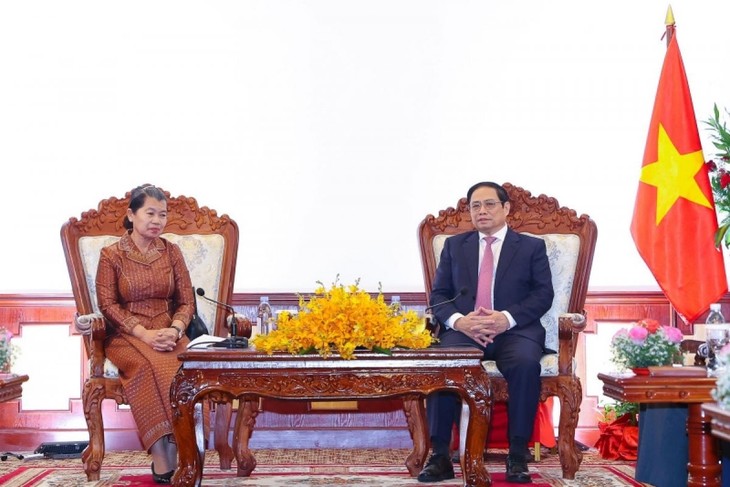 PM Pham Minh Chinh Temui Deputi PM Kamboja, Men Sam An - ảnh 1