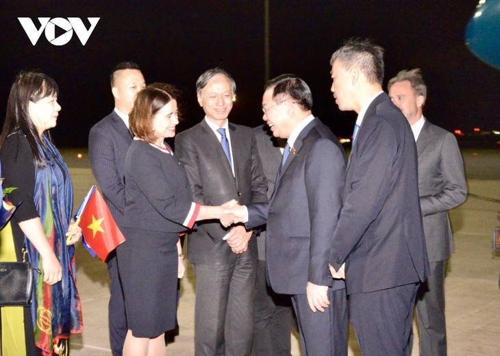 Ketua MN Vuong Dinh Hue Tiba Di Ibu Kota Kanberra, Mulai Kunjungan Resmi di Australia  - ảnh 1