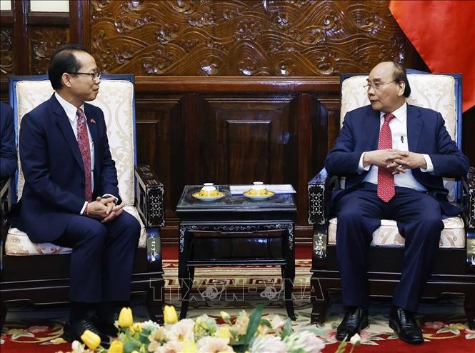 Presiden Nguyen Xuan Phuc Terima Para Dubes Sri Lanka dan Kamboja yang Berpamitan - ảnh 2