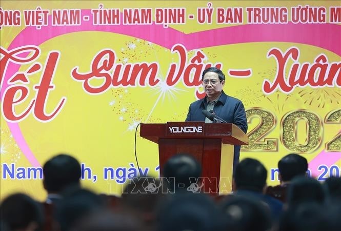 PM Vietnam, Pham Minh Chinh Hadiri Program “Hari Raya Tet Berkumpul – Musim Semi Terkait” di Provinsi Nam Dinh - ảnh 1
