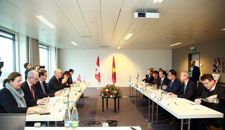 Deputi PM, Tran Hong Ha Lakukan Pembicaraan dengan Menteri Ekonomi, Pendidikan dan Penelitian Swiss - ảnh 1