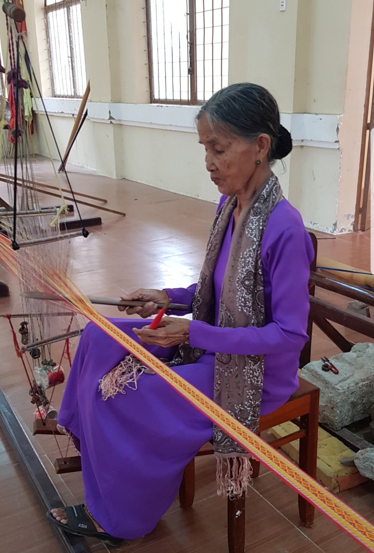 Artisan Van Thi Thang – Tangan Emas Penenun Kain Ikat di Provinsi Ninh Thuan - ảnh 1