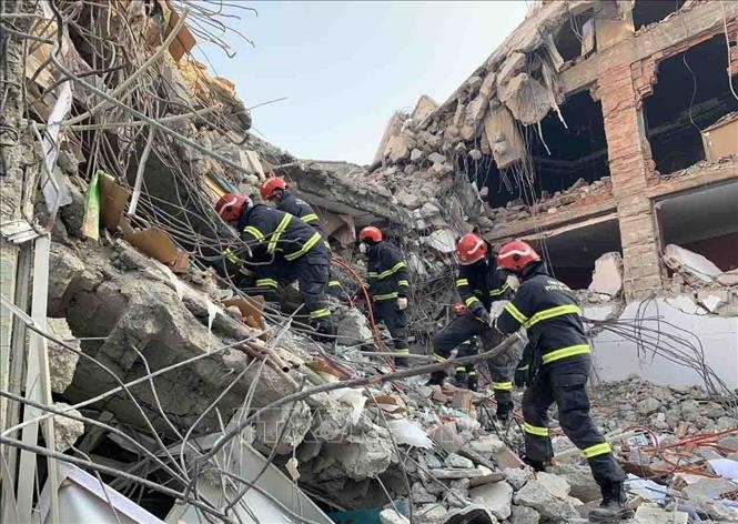 Gempa Bumi di Turki dan Suriah:  Angkatan Pertolongan Pasukan Keamanan Publik Vietnam Berkoordinasi Menyelamatkan Korban Pertama      - ảnh 1