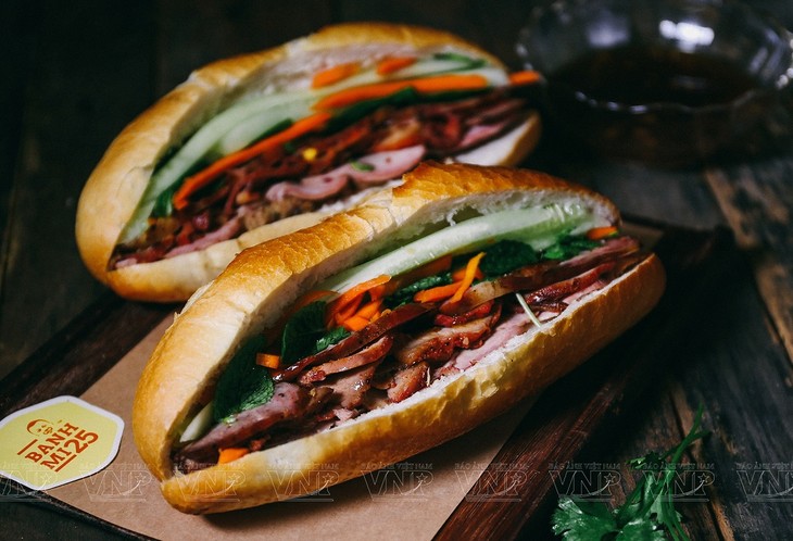Roti Vietnam Menduduki Posisi ke-7 dalam Daftar 50 Makanan Jalanan yang Paling Enak di Dunia - ảnh 1